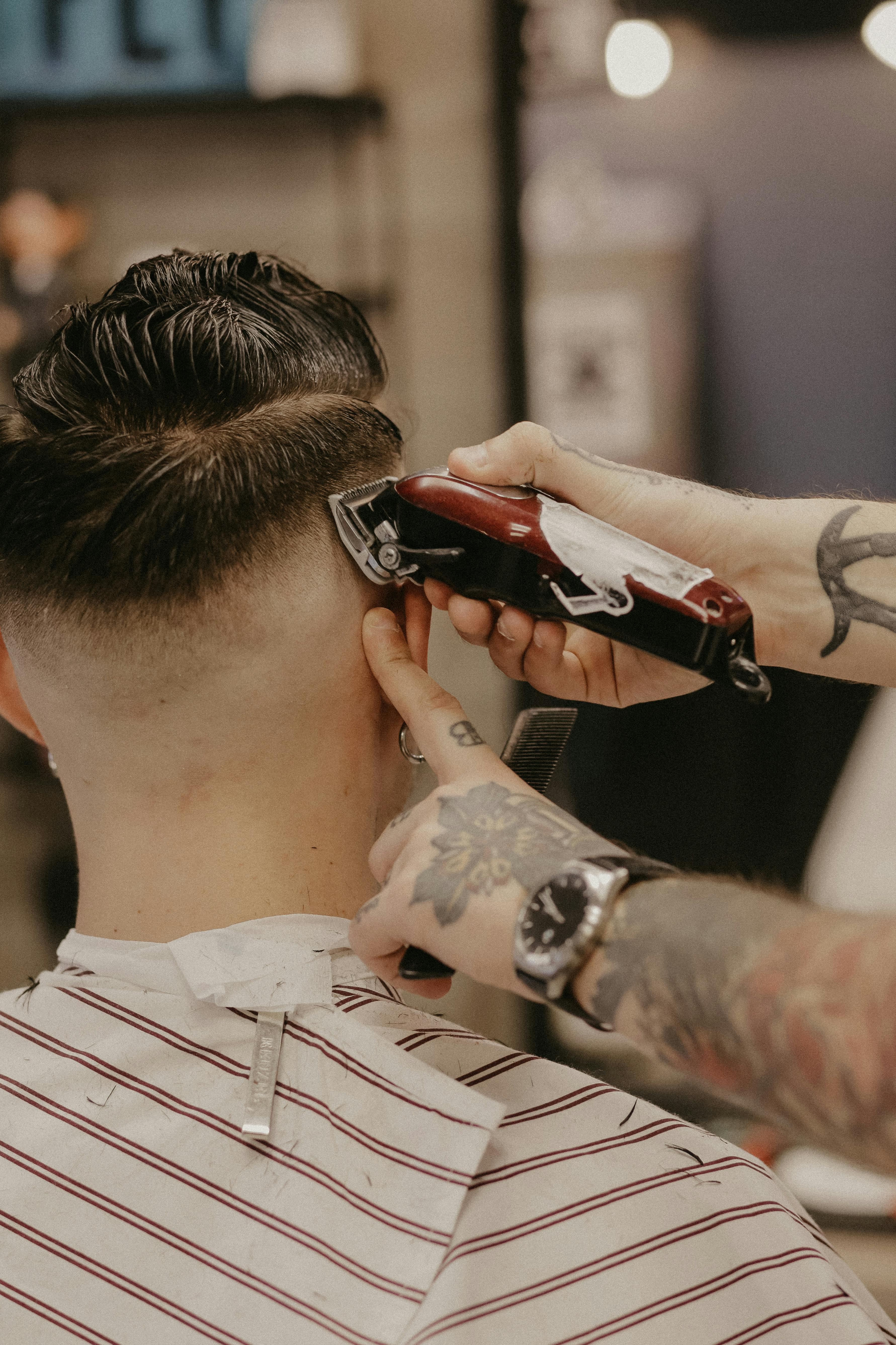 Stylist finishing a precision fade at Shahinoor Unisex Salon